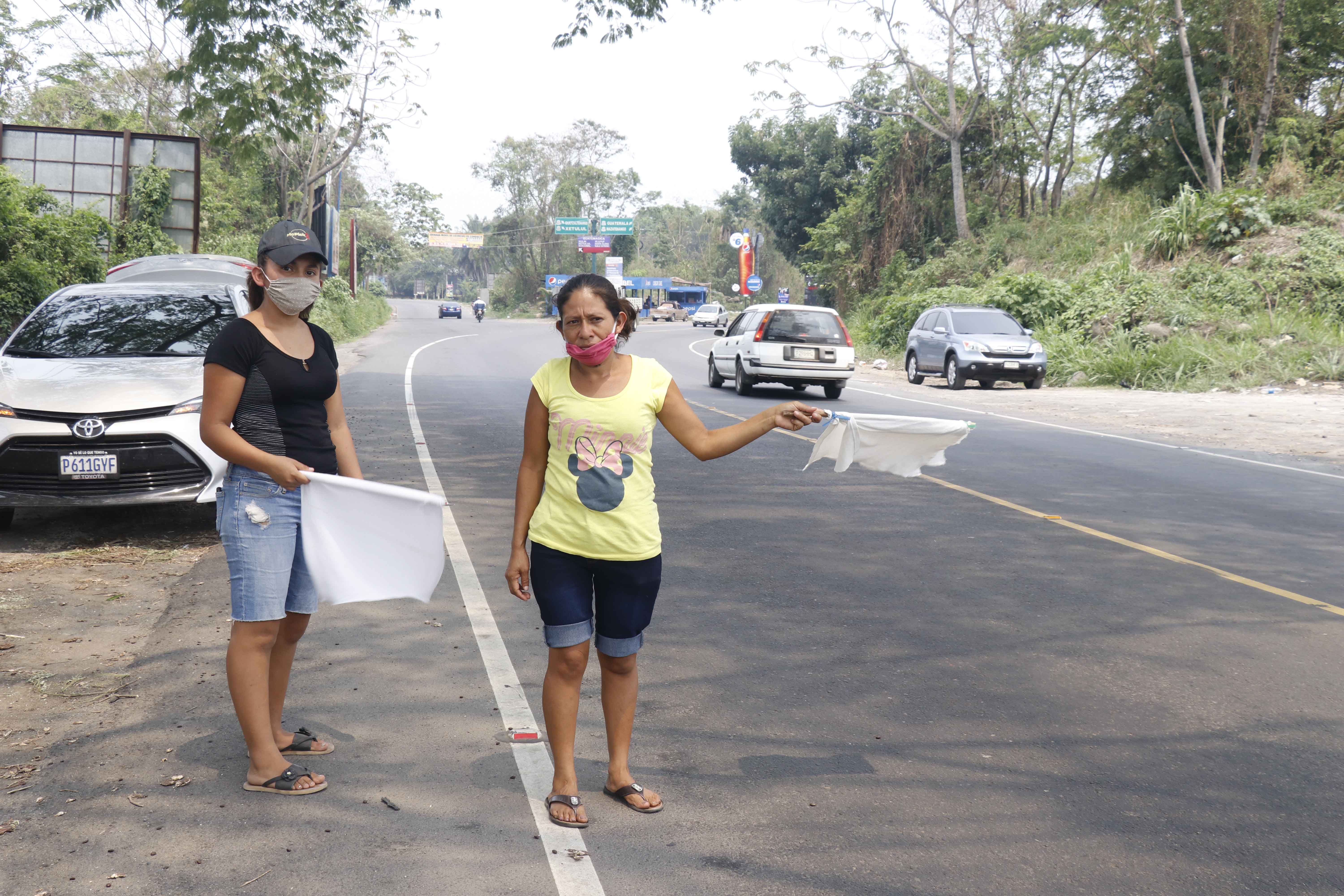 Las escenas de personas con banderas blancas pidiendo ayuda en las calles aumenta cada día. Miles de familias han sido afectada por la crisis económica a causa del coronavirus. (Foto Prensa Libre: Hemeroteca PL)