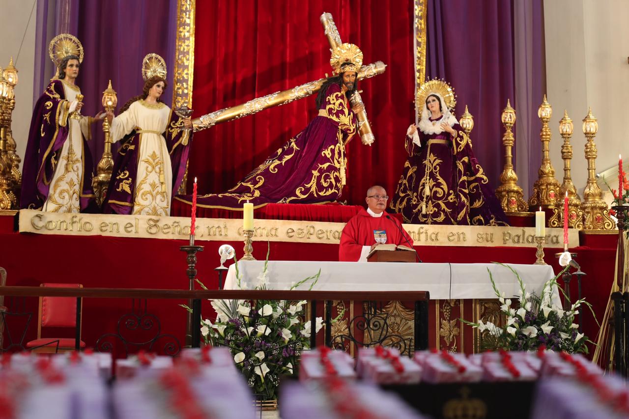 El rector del Santuario de  San José, José Luis Colmenares, realiza la misa en el interior de ese templo, a puerta cerrada. Al fondo, las imágenes que serían procesionadas este Domingo de Ramos. (Foto Prensa Libre: Óscar Rivas)