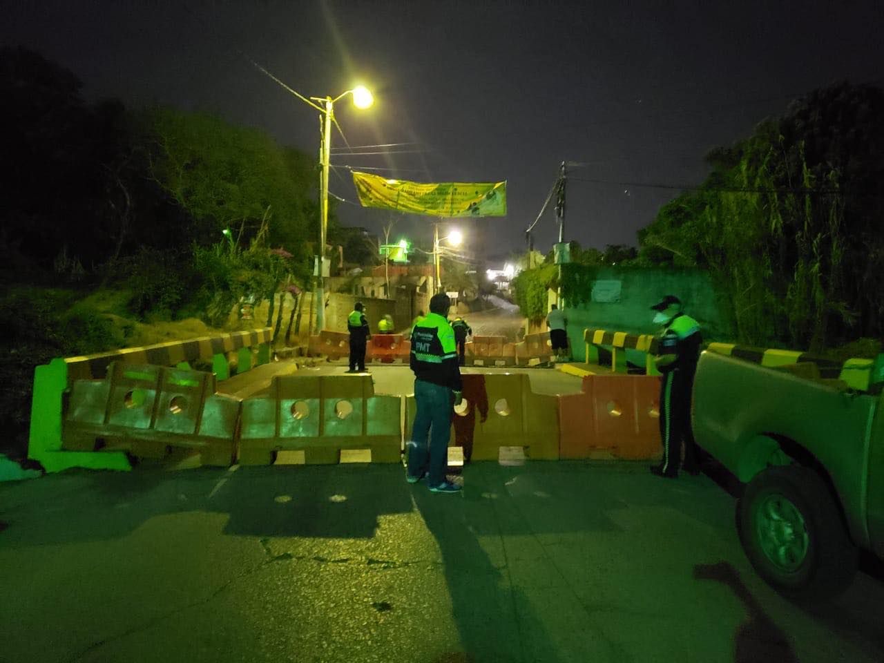 PNC resguarda San Juan del Obispo, Antigua Guatemala, por un caso de coronavirus en Guatemala.