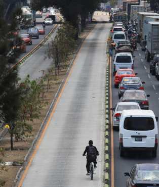 El miércoles pasado el carril del Transmetro no fue habilitado para los motorizados, por lo que las bicicletas avanzaron por el lugar. Foto Prensa Libre: Óscar Rivas