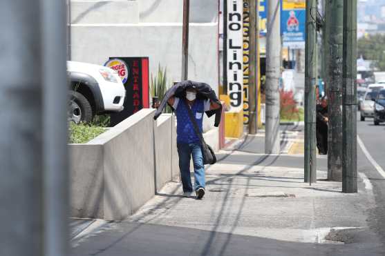 Cresencio Berdúo caminó desde el Periférico hacia la zona 1 de Mixco. Foto Prensa Libre: Óscar Rivas