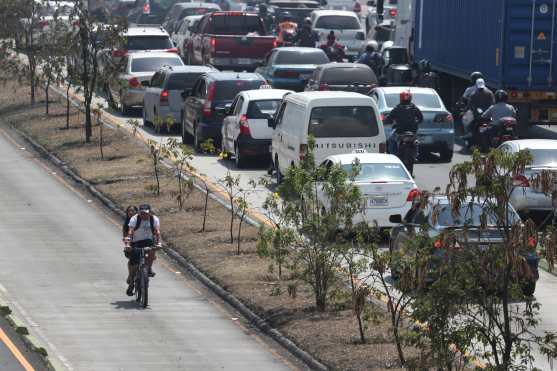 Hay quienes son solidarios y tratan de avanzar llevando a alguien en su bicicleta. Foto Prensa Libre: Óscar Rivas