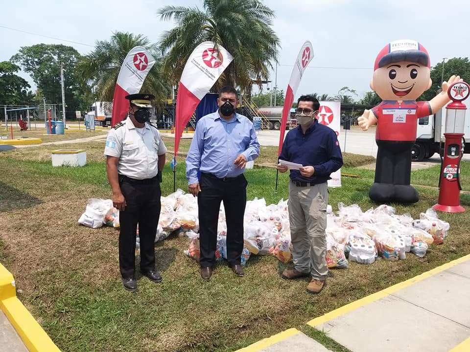 Directivos de la Terminal Puerto Barrios de Texaco realizaron la entrega de víveres. (Foto Prensa Libre: cortesía  Texaco)