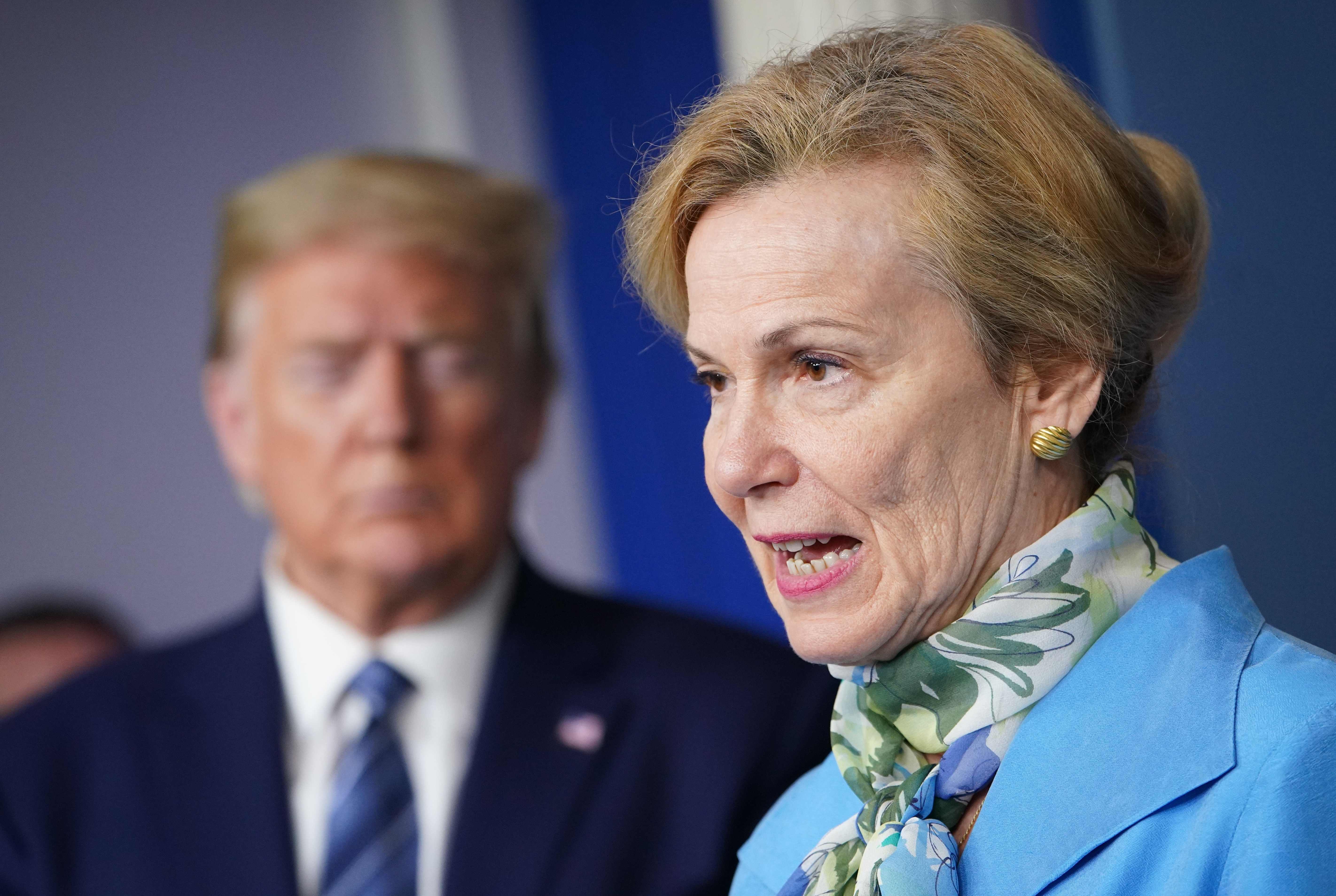 Deborah Birx no pudo ocultar su sorpresa al escuchar a Donald Trump. (Foto Prensa Libre: AFP)