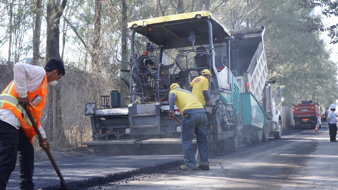 Un kilómetro de pavimentación para la entrada del hospital de Villa Nueva donó Cementos Progreso. (Foto Prensa Libre: cortesía Cementos Progreso)