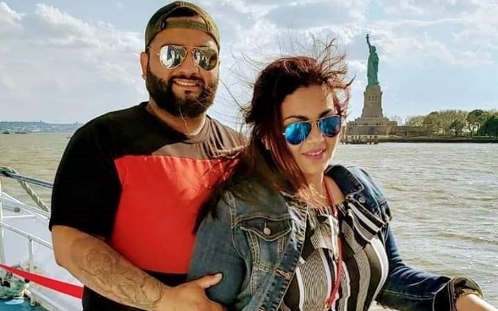 
Samuel Manchamé y Diana Ponce posan en la isla la Libertad antes de la pandemia de Covid-19 y detrás se observa la estatua de la Libertad. (Foto Prensa Libre: Cortesía)
