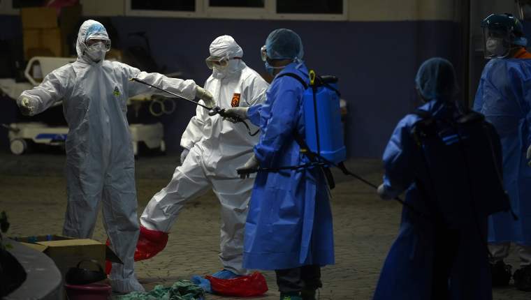 La protección de los médicos para atender pacientes de Covid-19 debe ser completa para evitar el contagio en los procedimientos. (Foto Prensa Libre: Hemeroteca PL) 