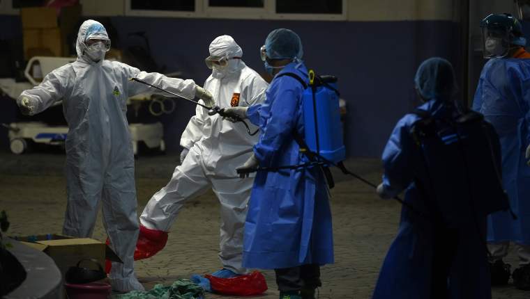 La pandemia de coronavirus ha expandido la presión y temor en las sociedades y en algunos casos provoca el suicidio. (Foto Prensa Libre: AFP)