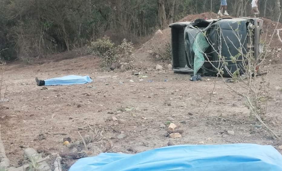 Dos muertos y ocho heridos dejó un accidente en Barberena, Santa Rosa. (Foto Prensa Libre: Bomberos Voluntarios)