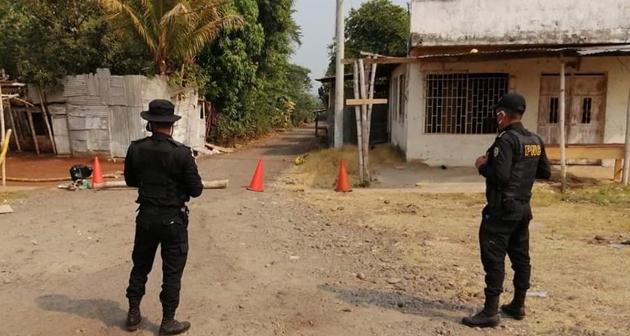 Lasa entradas y salidas de la comunidad donde se registró un caso de coronavirus quedaron bajo el resguardo de agentes de la PNC (Foto Prensa Libre: Alexander Coyoy)