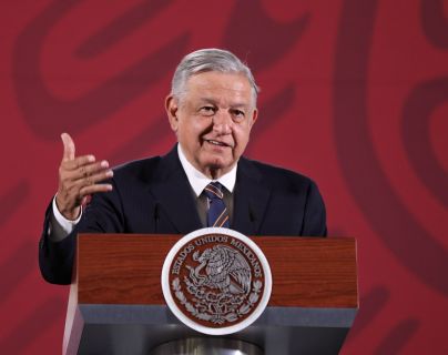 MEX7460. CIUDAD DE MÉXICO (MÉXICO), 13/03/2020 .- El presidente de México, Andrés Manuel López Obrador, participa hoy viernes durante una rueda de prensa matutina en Palacio Nacional de Ciudad de México (México). El Gobierno de México salió este viernes al paso de una serie de rumores y de la desinformación que ha generado la pandemia del coronavirus en este país, que hasta el momento reporta solamente 16 casos, y pidió a la ciudadanía no caer en pánico. EFE/Sáshenka Gutiérrez