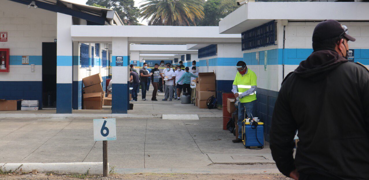 Conamigua reparte los alimentos en el albergue para retornados Ramiro de León Carpio. (Foto Prensa Libre: Twitter)