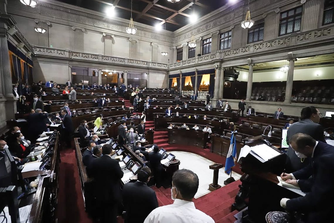 Los diputados vinculados al oficialismo aprobaron el domingo la ampliación presupuestaria de Q5 mil millones. (Foto Prensa Libre: Hemeroteca PL)