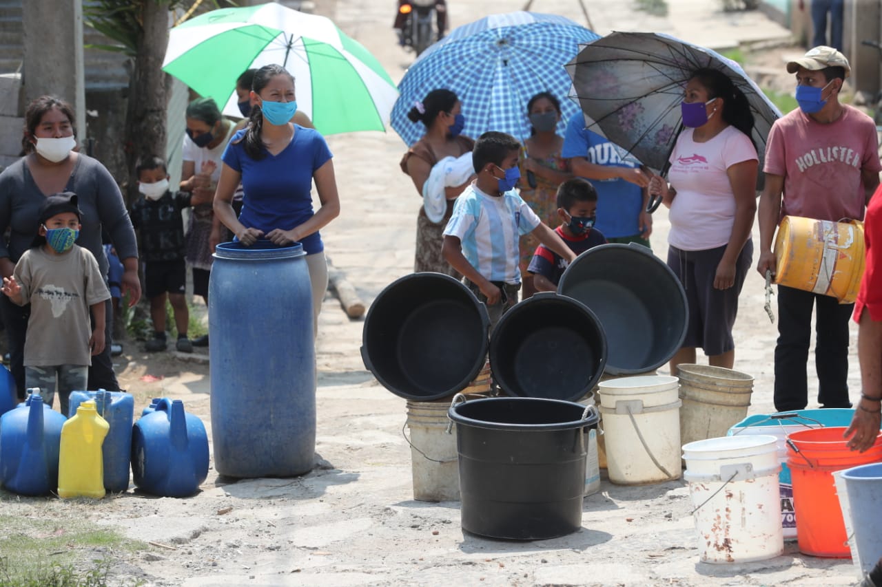 Vecinos de Canalitos, zona 24 capitalina, protestan por falta de agua. (Foto Prensa Libre: Érick Ávila)