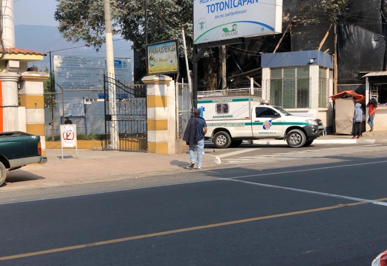 Víctima de covid-19 en Totonicapán falleció cuando era trasladada al Hospital de Villa Nueva. (Foto Prensa Libre: Leopoldo Batz) 