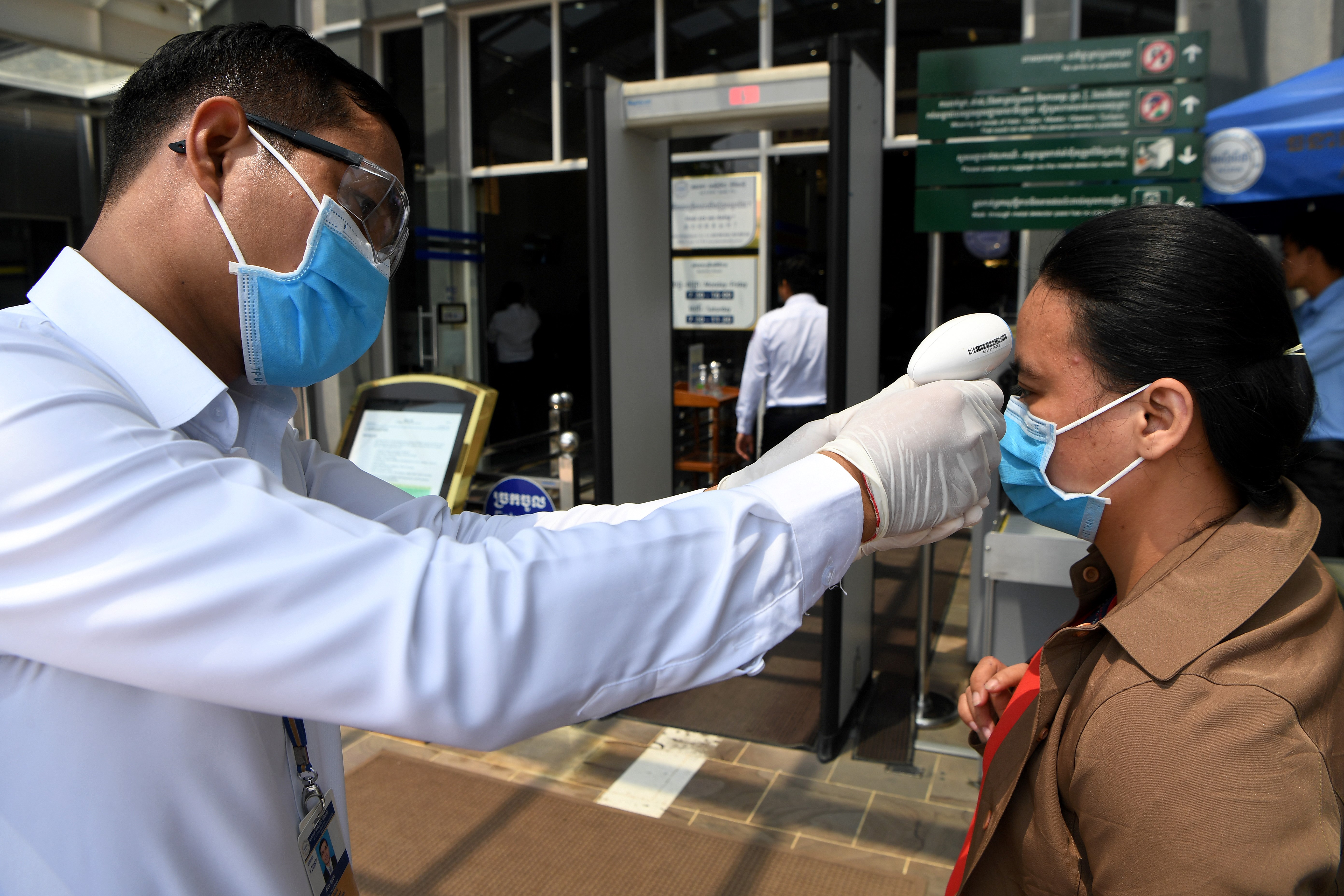 médico verifica la temperatura de una mujer 