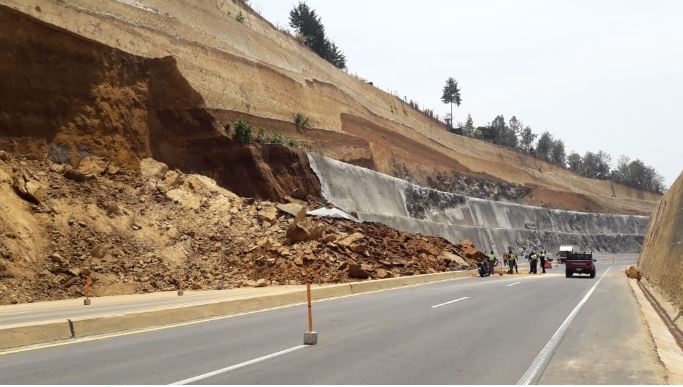 Los derrumbes constantes sugieren una mala calidad de la obra, según las investigaciones. (Foto Prensa Libre: Víctor Chamalé)