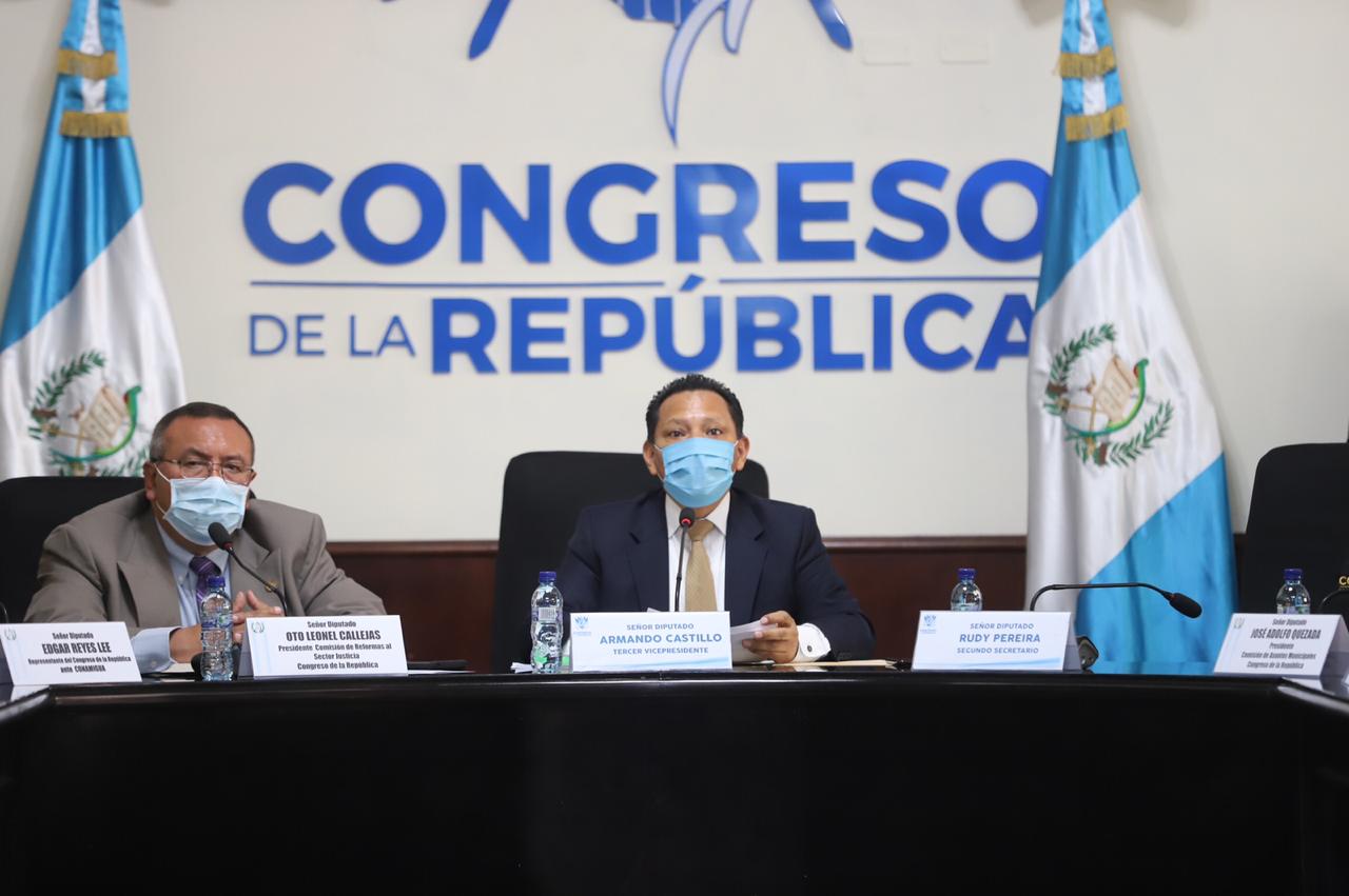 El coordinador de la mesa de trabajo de protección ciudadana   -centro-, Armando Castillo, y el diputado Otto Callejas, en la reunión en la que conocieron una propuesta de la Anam para cambiar montos y tiempos de compras. (Foto Prensa Libre: Congreso)