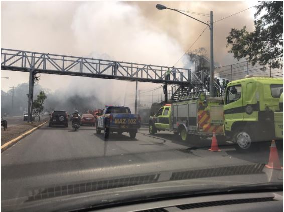 El fuego afecta el tránsito sobre el Periférico, en la zona 11 capitalina. (Foto Prensa Libre: PMT)