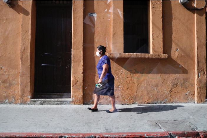 Todas las personas deben utilizar mascarilla al salir. (Foto Prensa Libre: Fernando García)