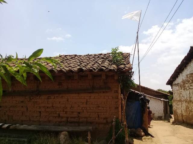 Familias que se habían quedado sin víveres durante la cuarentena colocan banderas blancas en sus casas para acudir a la solidaridad de sus vecinos. (Foto Prensa Libre: Mayra Zapeta) 