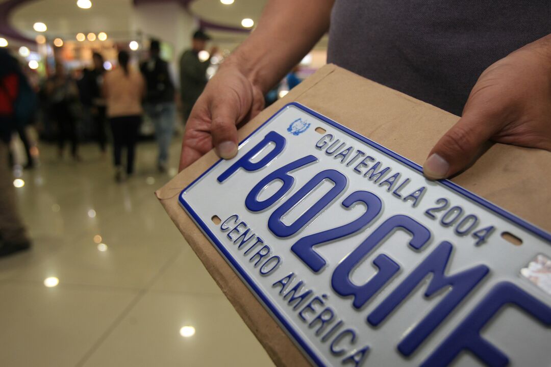 Desde junio del 2018 la SAT no posee placas metálicas y solo brinda plásticas de forma temporal. (Foto, Prensa Libre: Hemeroteca PL).