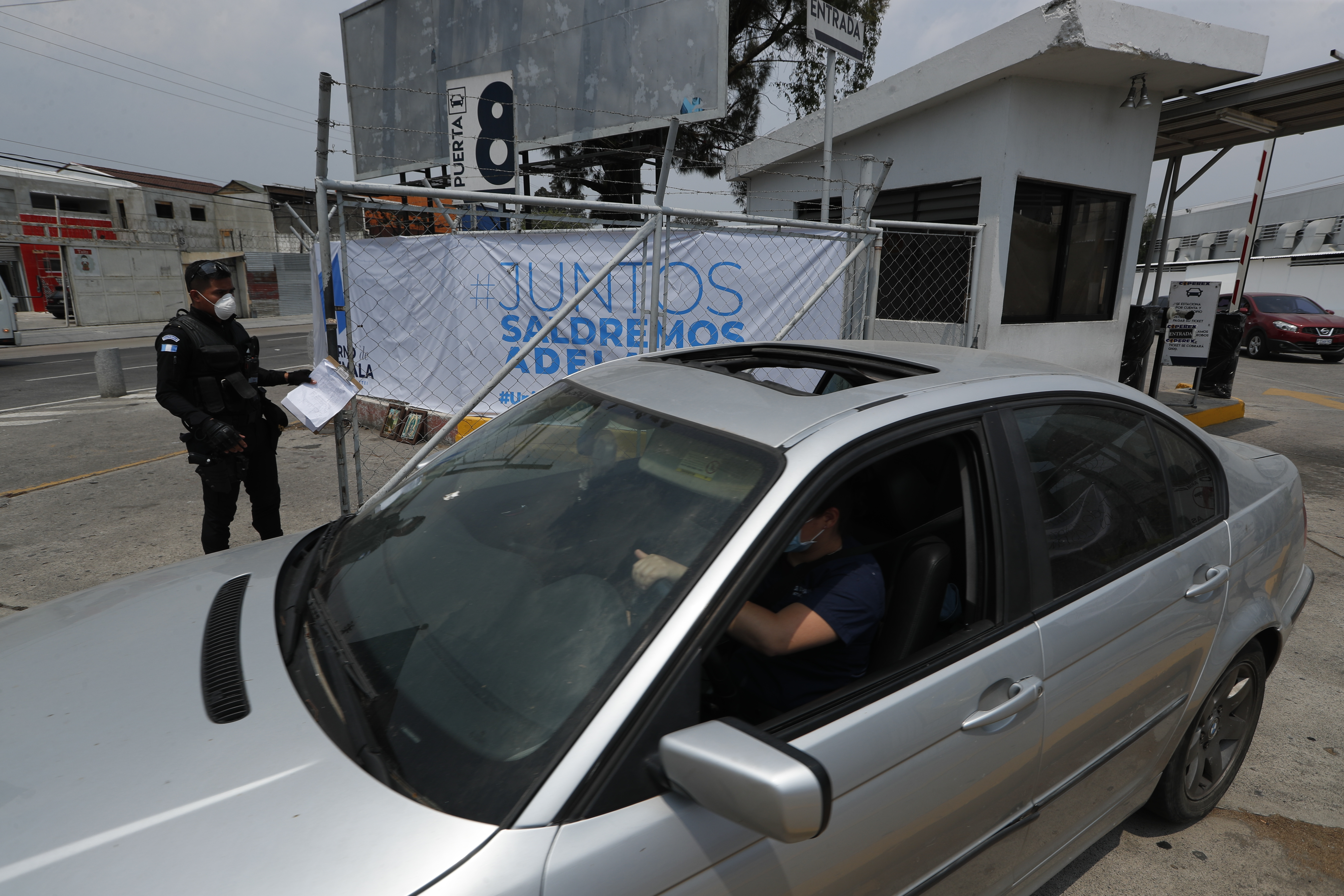 Instalaciones del hospital temporal en el Parque de la Industria donde se encuentran pacientes con coronavirus. (Foto Prensa Libre: Esbin García)