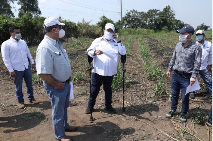 Presidente Alejandro Giammattei durante la visita al terreno donde estará el nuevo hospital. (Foto Prensa Libre: cortesía)