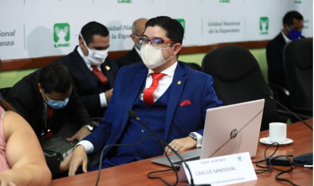 El exsecretario de Comunicación Social de la Presidencia, Carlos Sandoval, durante una citación en el Congreso. (Foto Prensa Libre: Carlos Hernández)