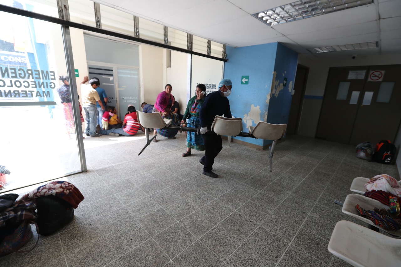 Ingreso al hospital de Totonicapán, donde estuvo una paciente que falleció por coronavirus. (Foto Prensa Libre: Hemeroteca PL)