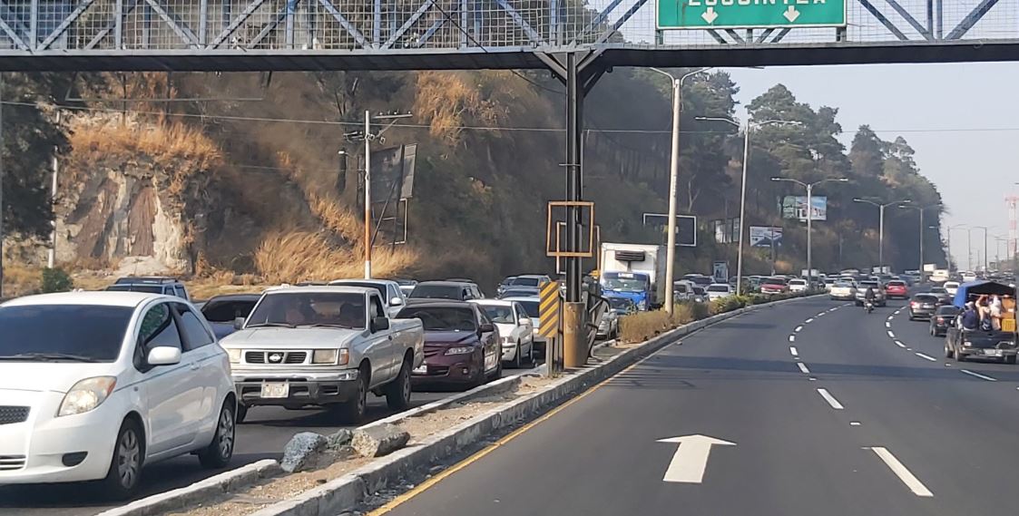 El paso de vehículos se reportó lento en el ingreso a la capital. (Foto Prensa Libre: PMT Villa Nueva)