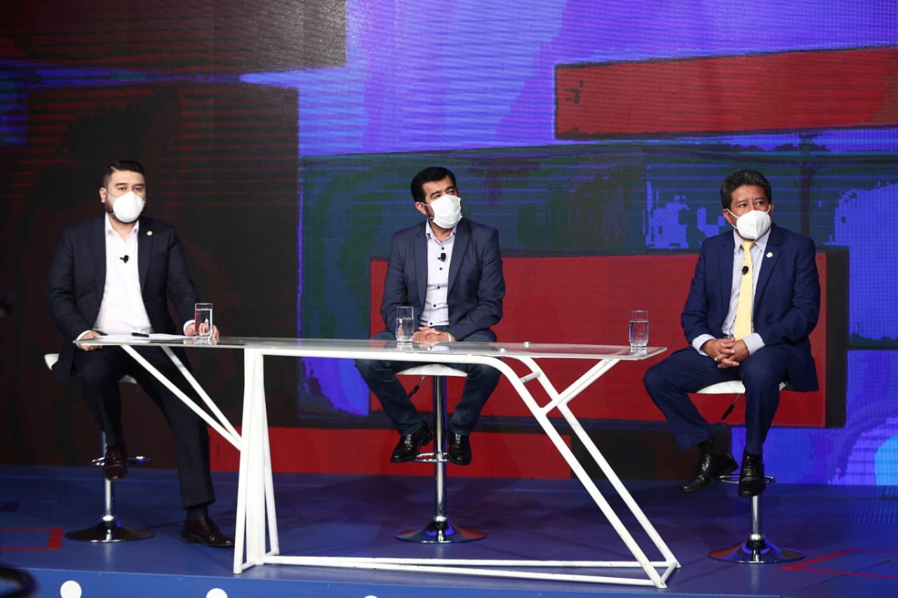 Alcaldes Javier Gramajo, Miguel Ovalle y Noé Boror durante el foro. (Foto Prensa Libre: Carlos Hernández).