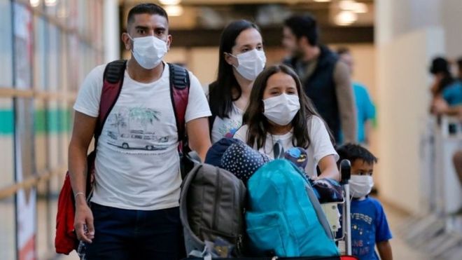 Medidas como el uso de la mascarilla fueron adoptadas de inmediato por la población uruguaya. (Foto Prensa Libre: AFP)