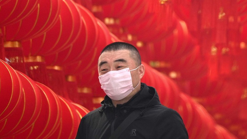 La imagen de personas usando mascarillas en las calles está muy extendida en muchos lugares de Asia, incluyendo China. (Foto Prensa Libre: AFP)