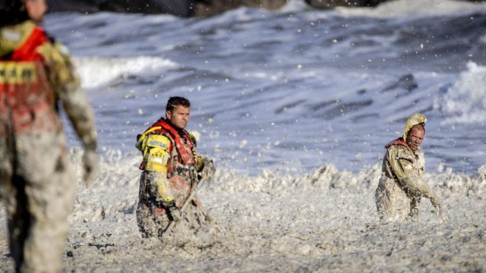 La espuma dificultó las tareas de rescate. AFP