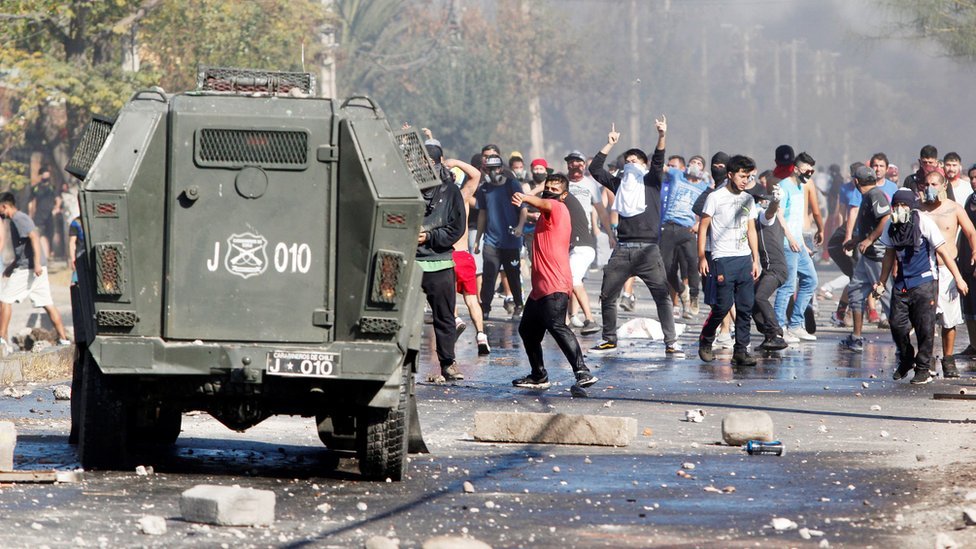 Con piedras y palos, los manifestantes se enfrentaron a los carabineros. (Foto Prensa Libre: EPA)