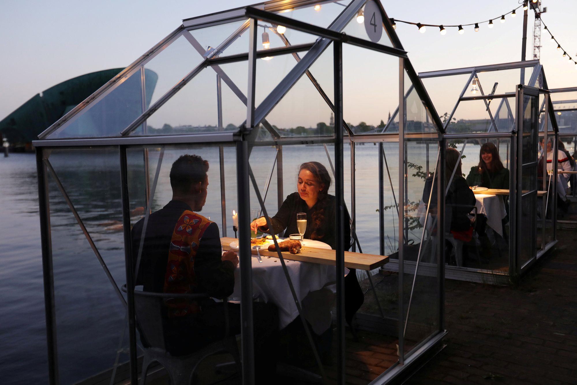 Hay varias ideas que se han aplicado para poder reabrir los negocios en un ambiente ameno y seguro. (Foto Prensa Libre: Reuters)