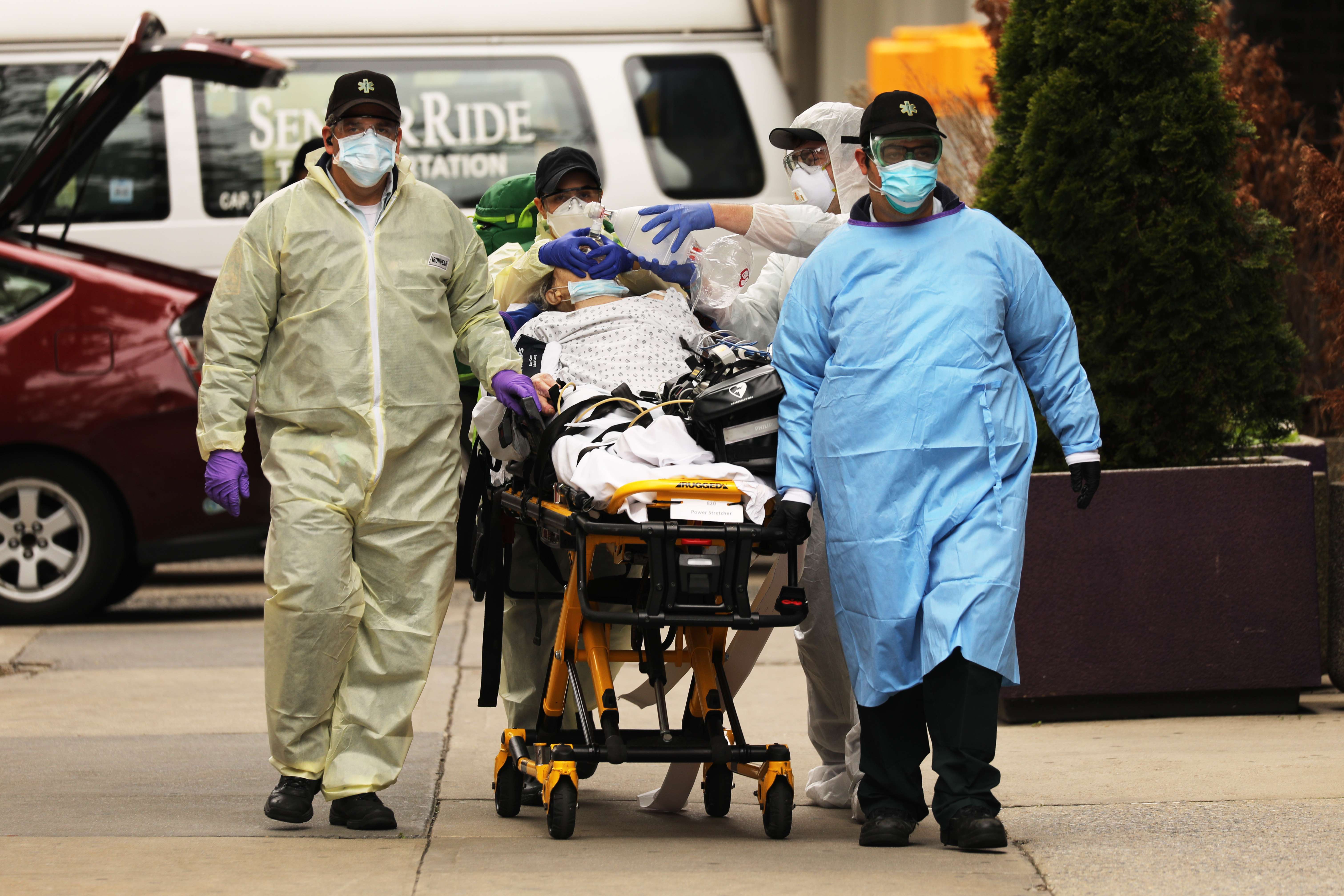 La crisis sanitaria por la atención de los afectados por covid-19 ha generado la necesidad de varios países. (Foto Prensa Libre: AFP)