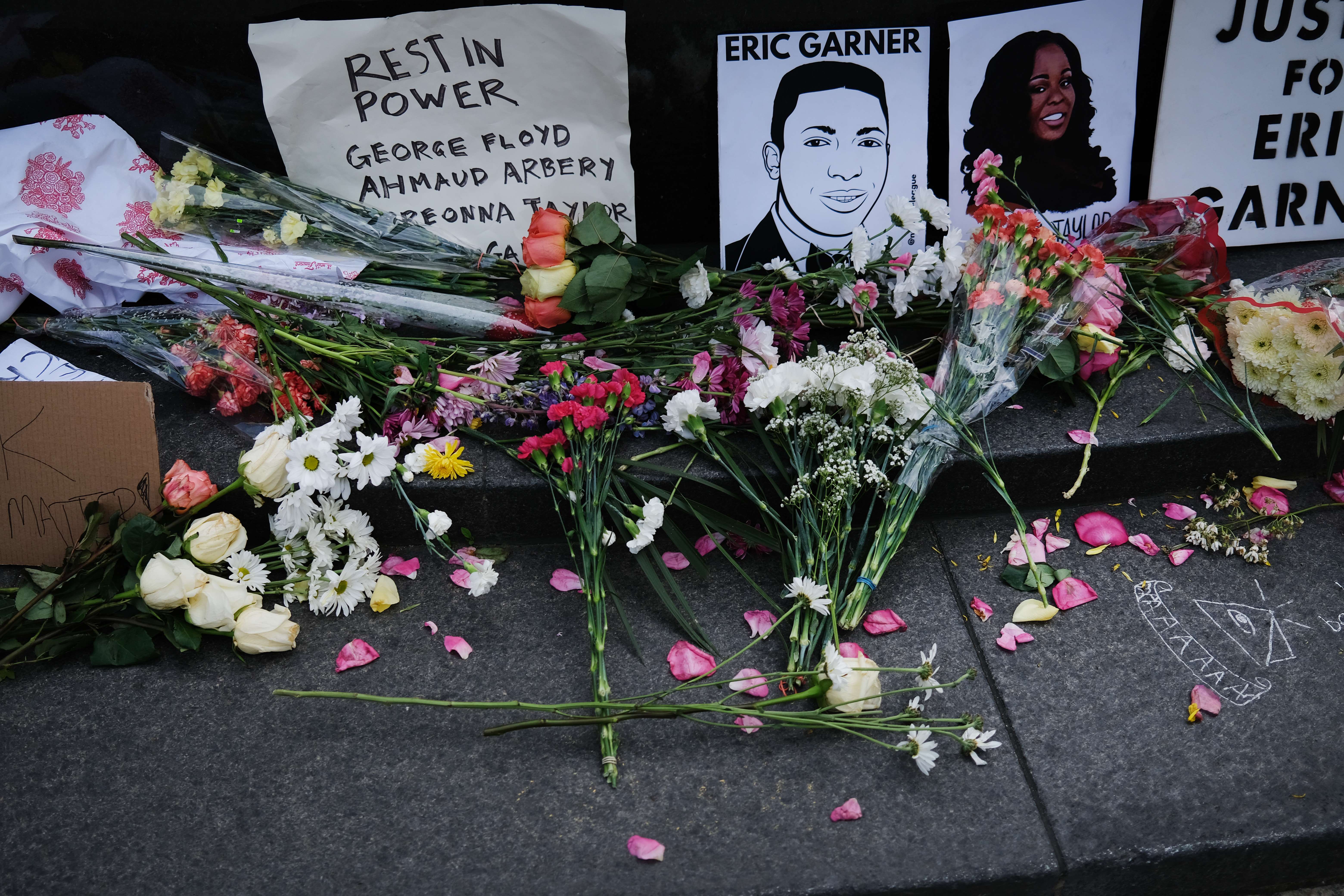 Un mural en homenaje a George Floyd en Nueva York. (Foto Prensa Libre: AFP)