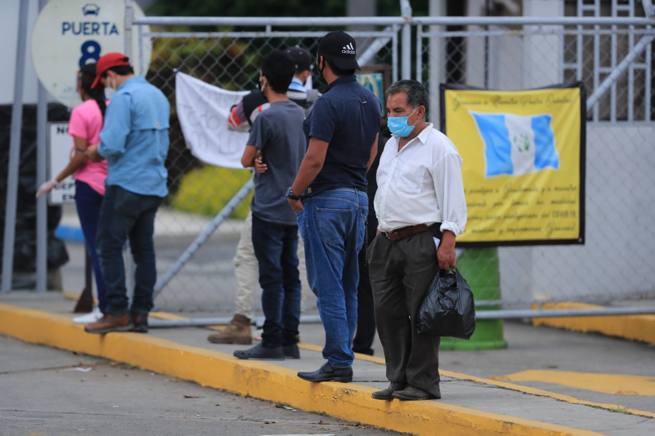 Personas esperan afuera del parque de la Industria a sus familiares recuperados de coronavirus. (Foto Prensa Libre: Hemeroteca).
