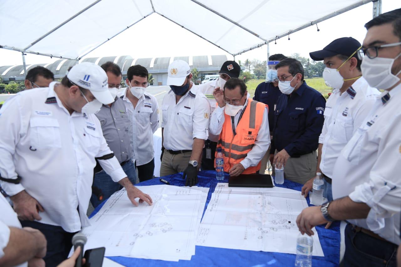 El presidente Alejandro Giammattei supervisa los trabajos que se realizarán para establecer el aeropuerto de carga en Escuintla. (Foto Prensa Libre: Presidencia)