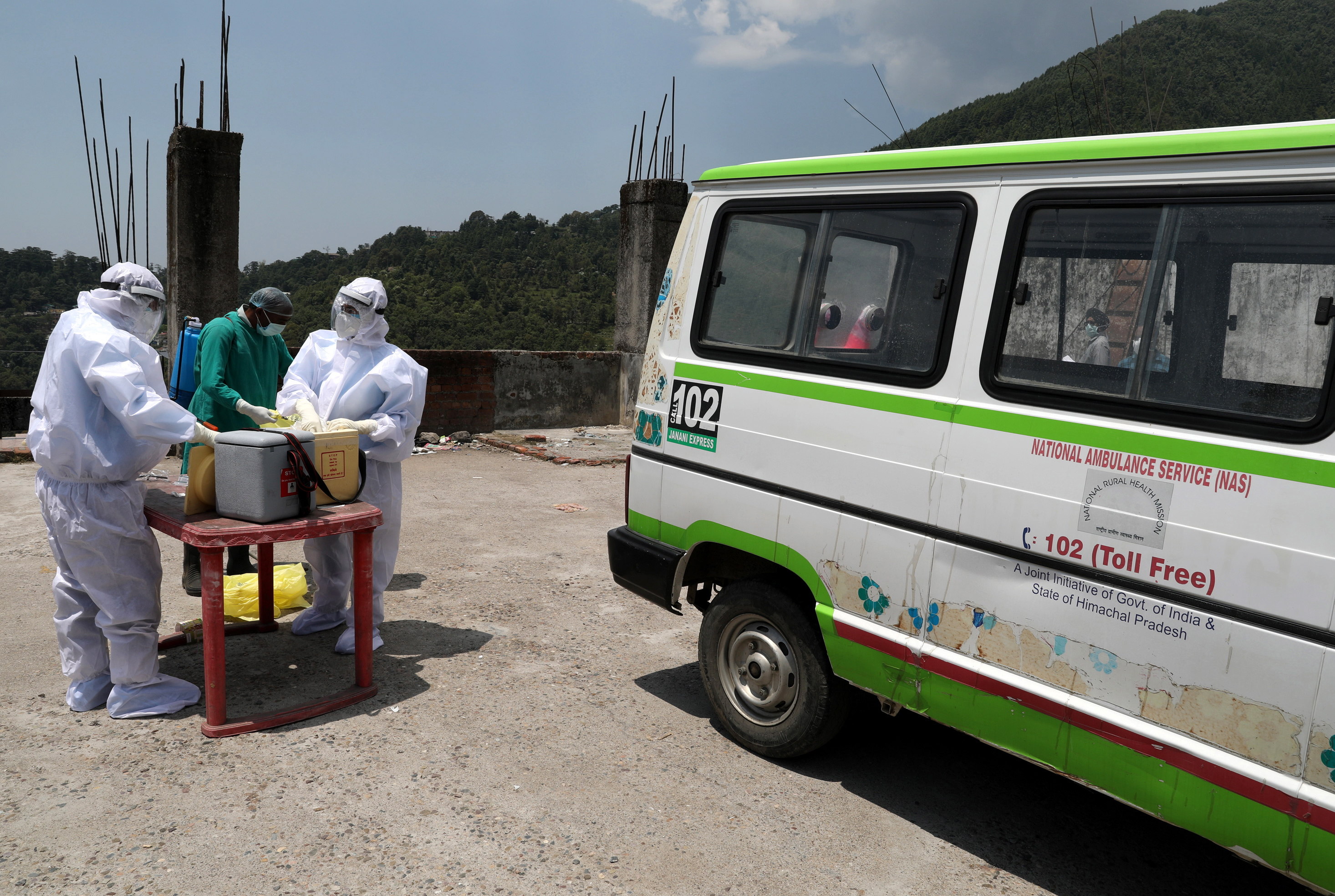 Autoridades de salud de India hacen pruebas para detectar el covid-19 desde estaciones móviles, mientras el gobierno mantiene a la nación en cuarentena. (Foto Prensa Libre: EFE)