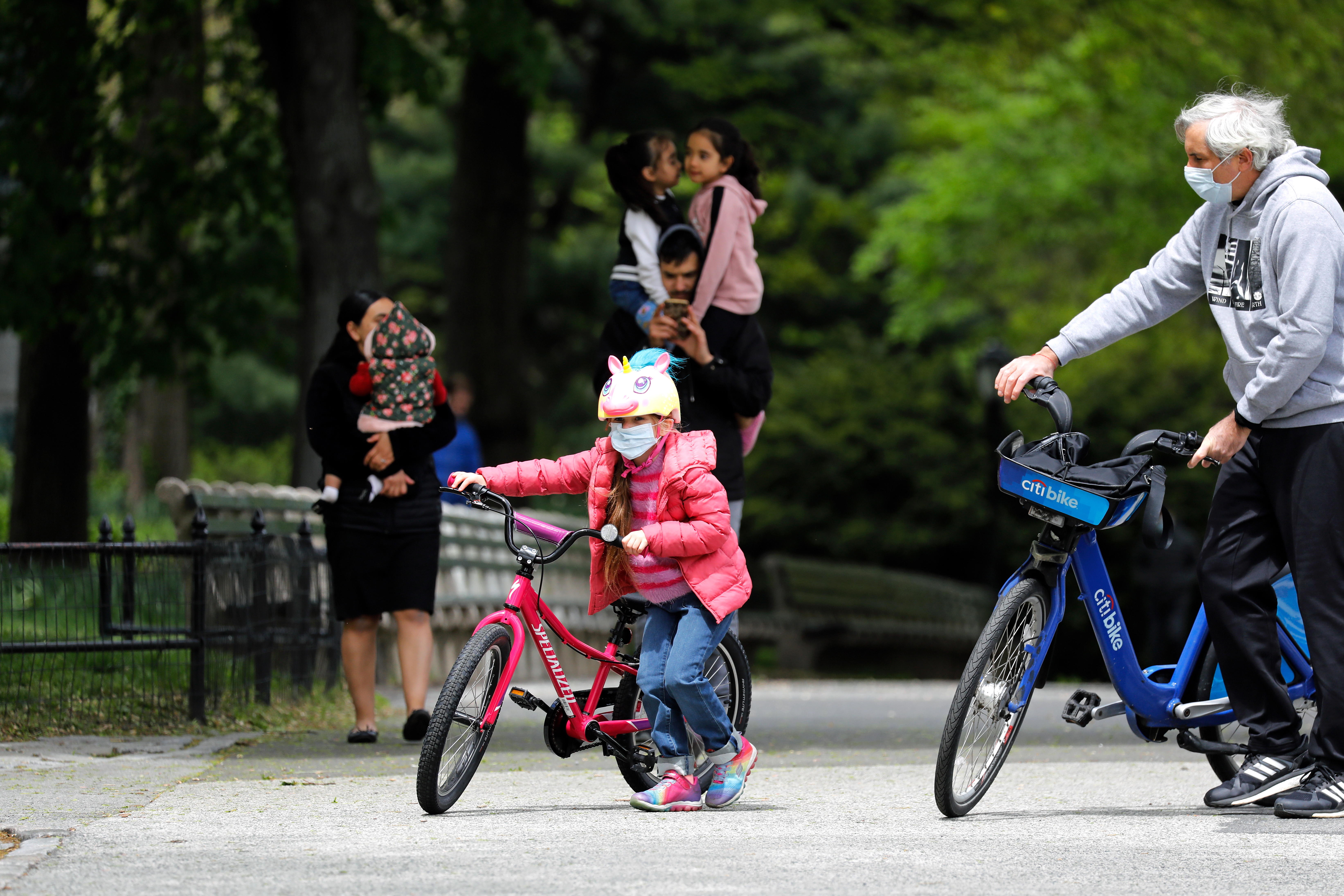 Padres con sus hijos en Central Park en Nueva York, Estados Unidos, el 09 de mayo de 2020. (Foto Prensa Libre: EFE).