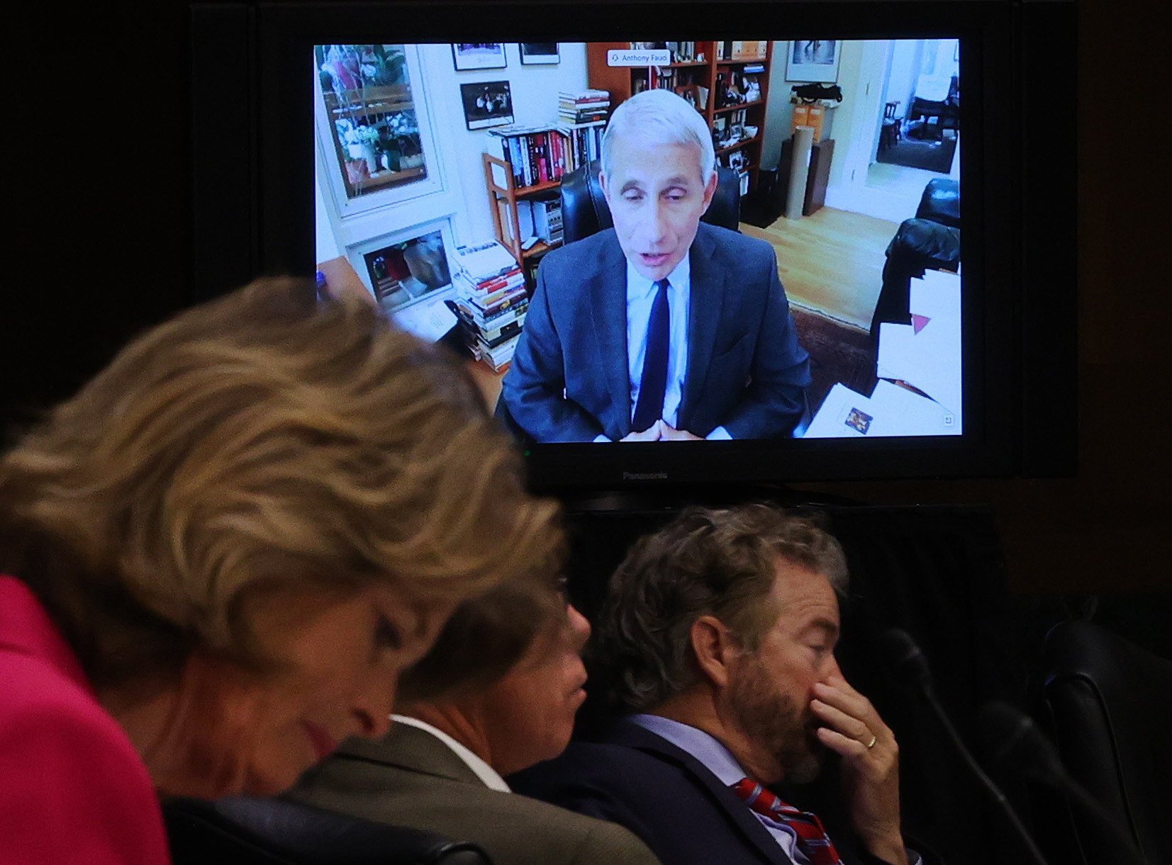 Los senadores escuchan al Dr. Anthony Fauci, director del Instituto Nacional de Alergias y Enfermedades Infecciosas hablando de manera remota durante una audiencia del Comité de Salud, Educación, Trabajo y Pensiones del Senado en el Capitolio en Washington. (Foto Prensa Libre: EFE))