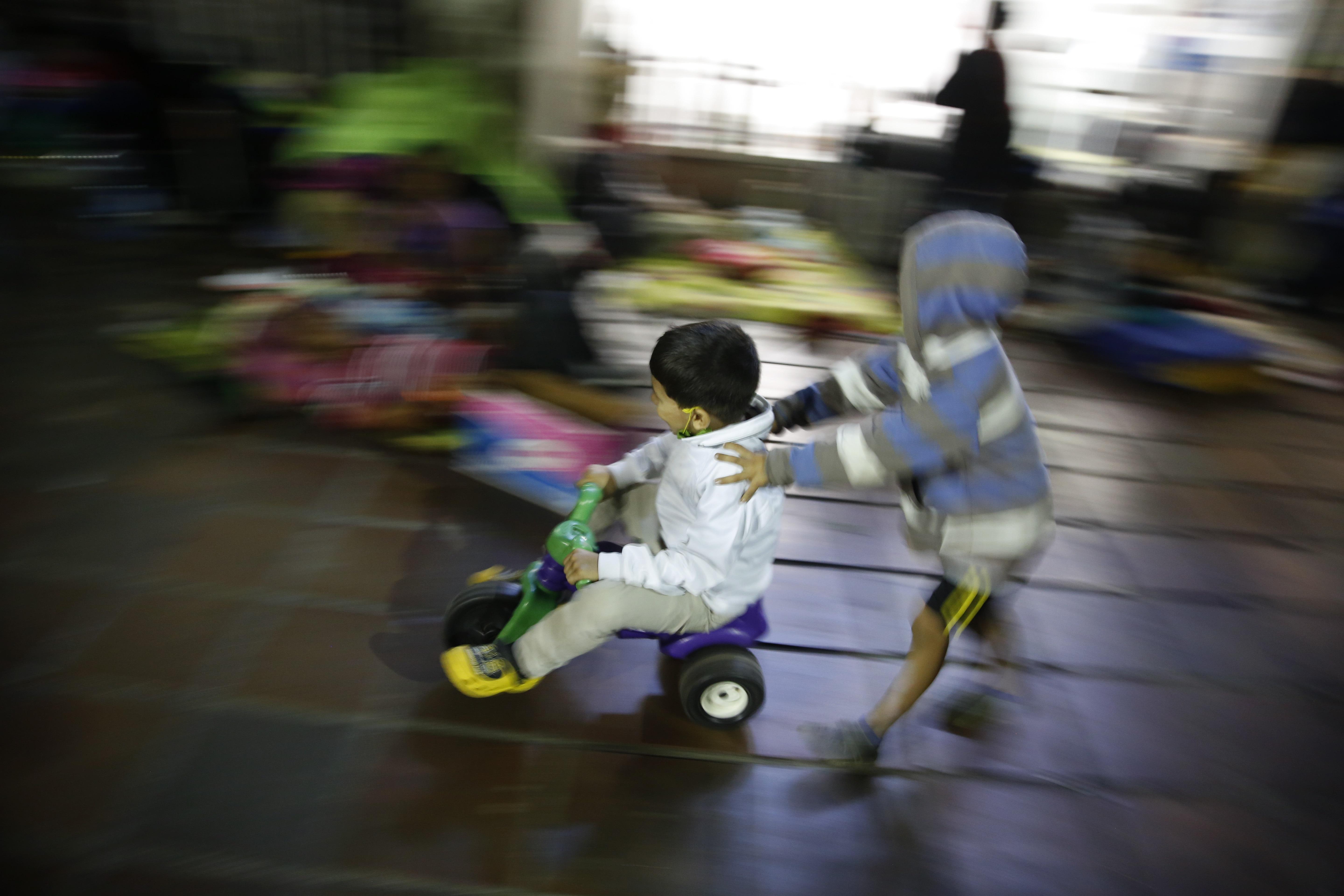 Los niños fueron evaluados y se confirmó el contagio, mientras el resto de la comunidad quedó en cuarentena. (Foto Prensa Libre: EFE)