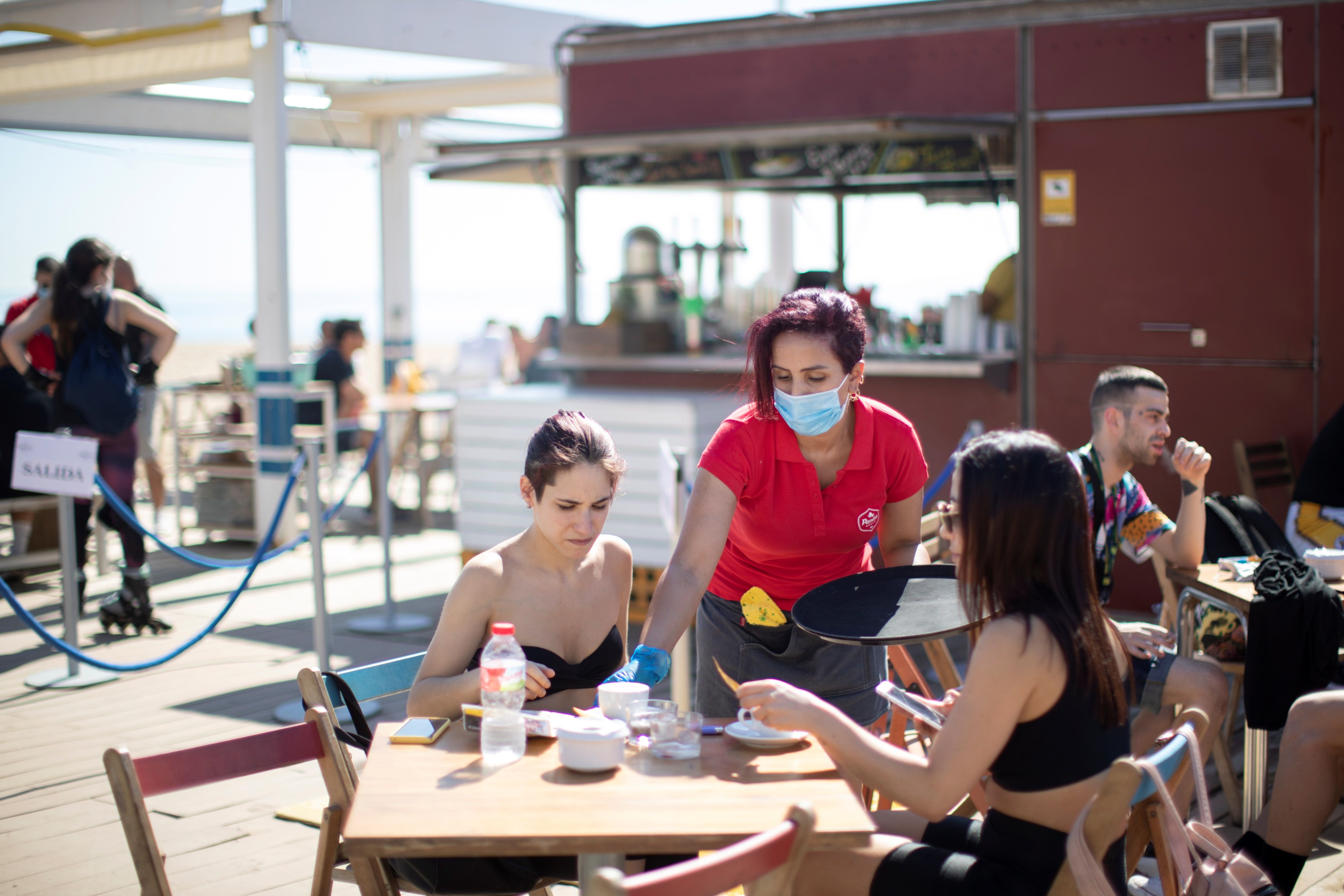 España comenzó a reabrir la economía y las terrazas de los bares y restaurantes pueden abrir al 50% de su capacidad. (Foto Prensa Libre: EFE)