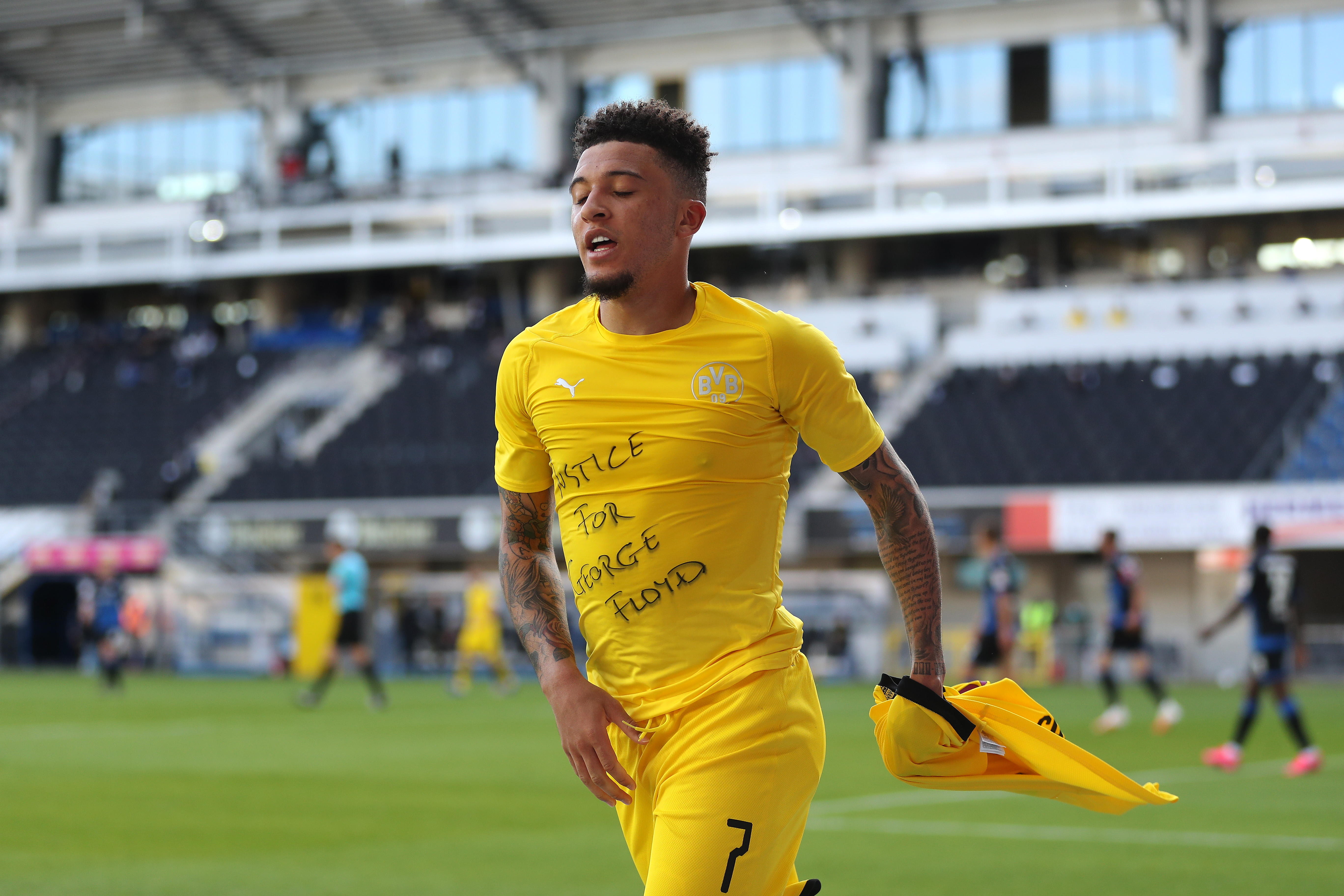 Jadon Sancho del Borussia Dortmund celebra y pide justicia para George Floyd. (Foto Prensa Libre: EFE)