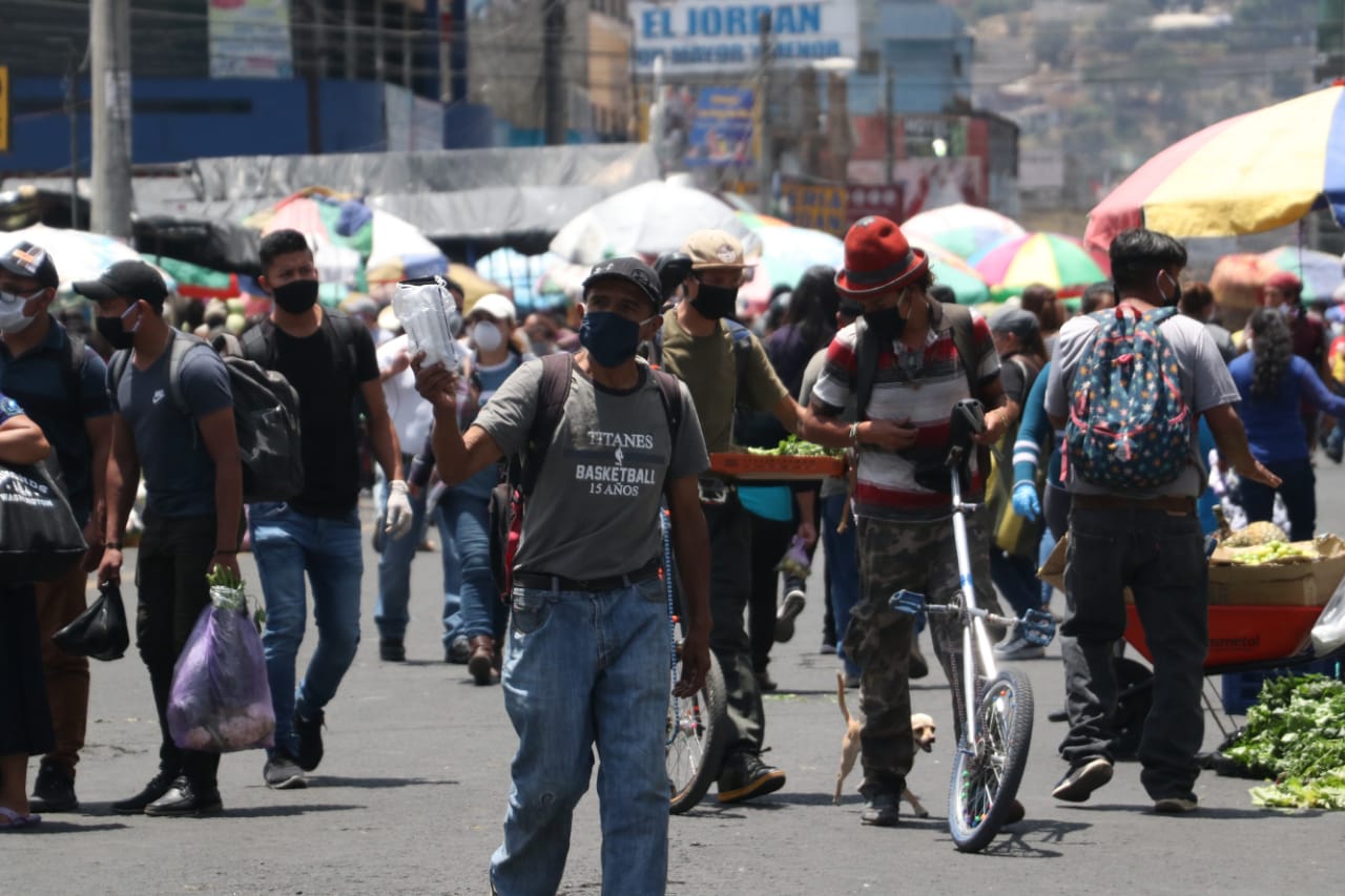 Pese a las restricciones, miles de personas llegan a los mercados de Quetzaltenango, cuyo alcalde teme consecuencias mayores si no se mantiene el distanciamiento social. (Foto Prensa Libre: Raúl Juárez)