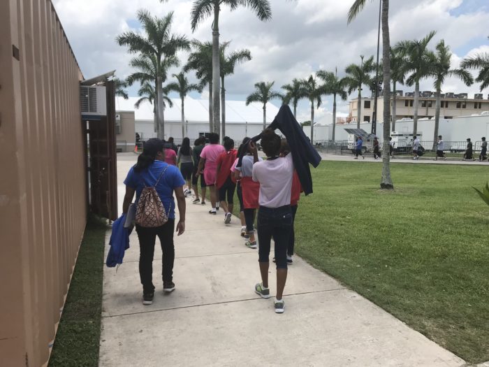 Menores migrantes en una instalación de la ORR en Homestead, Florida. (Foto Prensa Libre: Departamento de Salud de Estados Unidos)