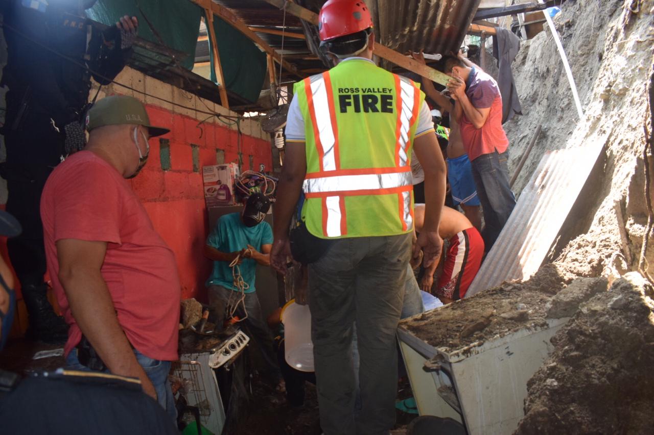 Dos niñas murieron soterradas en Zacapa al desplomarse la vivienda donde residían. (Foto Prensa Libre: Conred)